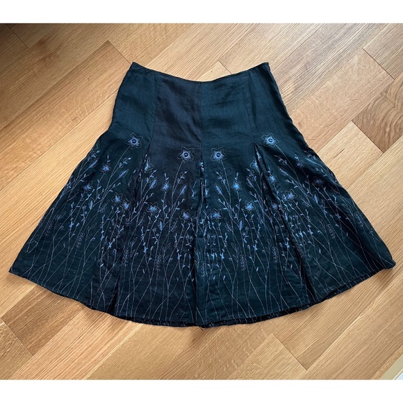 Anne Carson Black Linen Pleated Boho Midi Skirt with Floral Embroidery - Picture 3 of 8